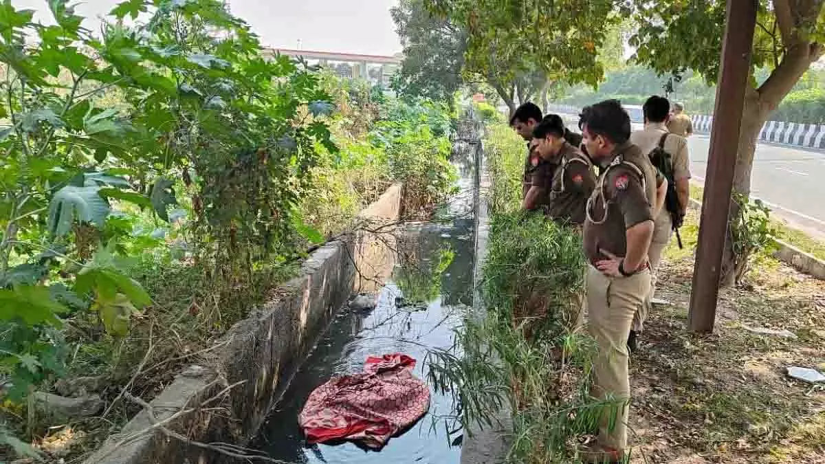 Noida: नाले में महिला का सिर कटा, नग्न शव मिला Noida: नाले में महिला का सिर कटा, नग्न शव मिला
