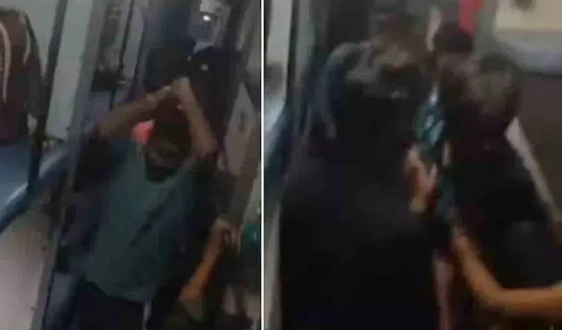 ट्रेन में खाने की ऊंची कीमत को लेकर Catering Staff ने यात्री पर हमला किया ट्रेन में खाने की ऊंची कीमत को लेकर Catering Staff ने यात्री पर हमला किया