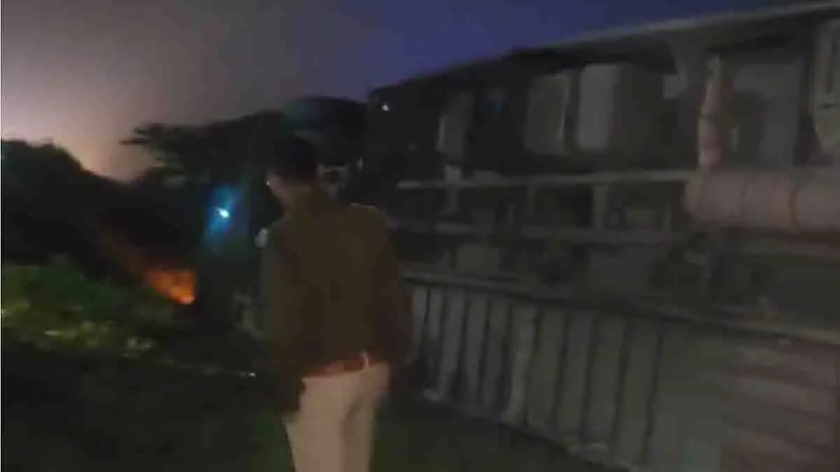 UP: आगरा-लखनऊ मार्ग पर डबल डेकर बस पलटने से कई घायल UP: आगरा-लखनऊ मार्ग पर डबल डेकर बस पलटने से कई घायल