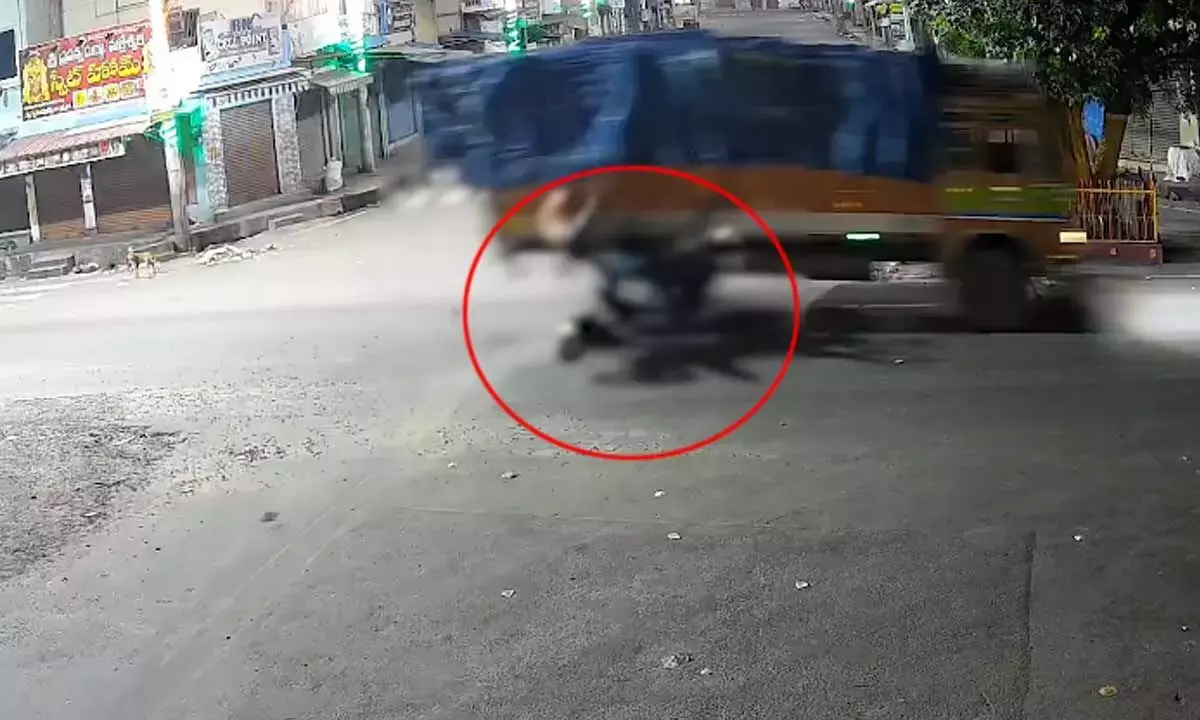 Andhra: बापटला में ट्रक और बाइक की टक्कर में दो युवकों की मौत Andhra: बापटला में ट्रक और बाइक की टक्कर में दो युवकों की मौत