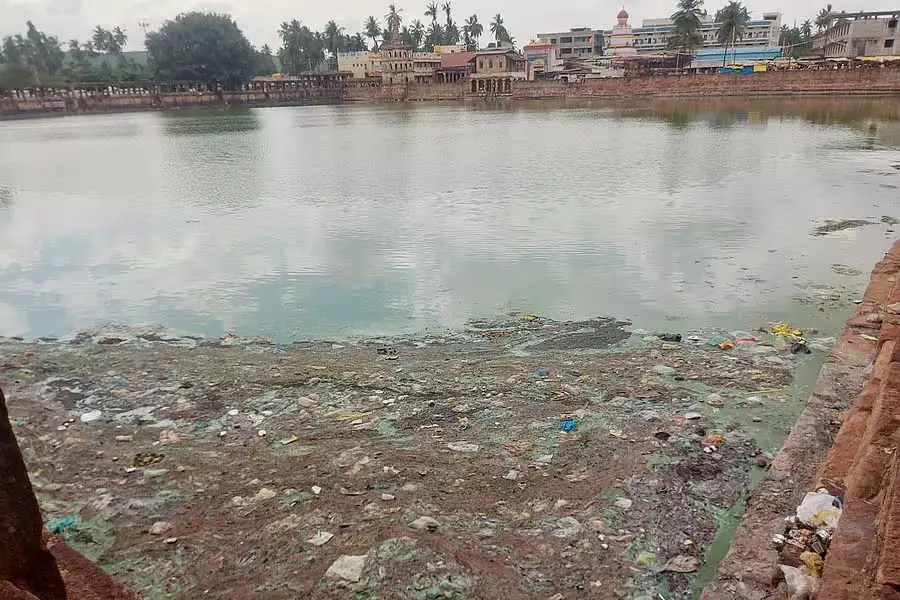 कचरे से भरी नदी: दर्शन के लिए बनशंकरी आने वाले भक्तों का रेला कचरे से भरी नदी: दर्शन के लिए बनशंकरी आने वाले भक्तों का रेला