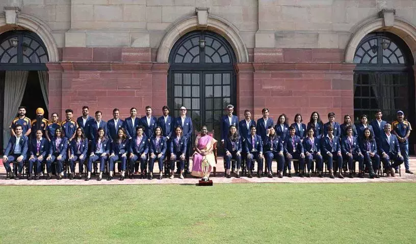 भारतीय महिला टीम ने राष्ट्रपति द्रौपदी मुर्मू से मुलाकात की भारतीय महिला टीम ने राष्ट्रपति द्रौपदी मुर्मू से मुलाकात की