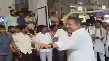 जुबली हिल्स चुनाव प्रचार के दौरान कांग्रेस विधायक का व्हिप डांस वायरल जुबली हिल्स चुनाव प्रचार के दौरान कांग्रेस विधायक का व्हिप डांस वायरल
