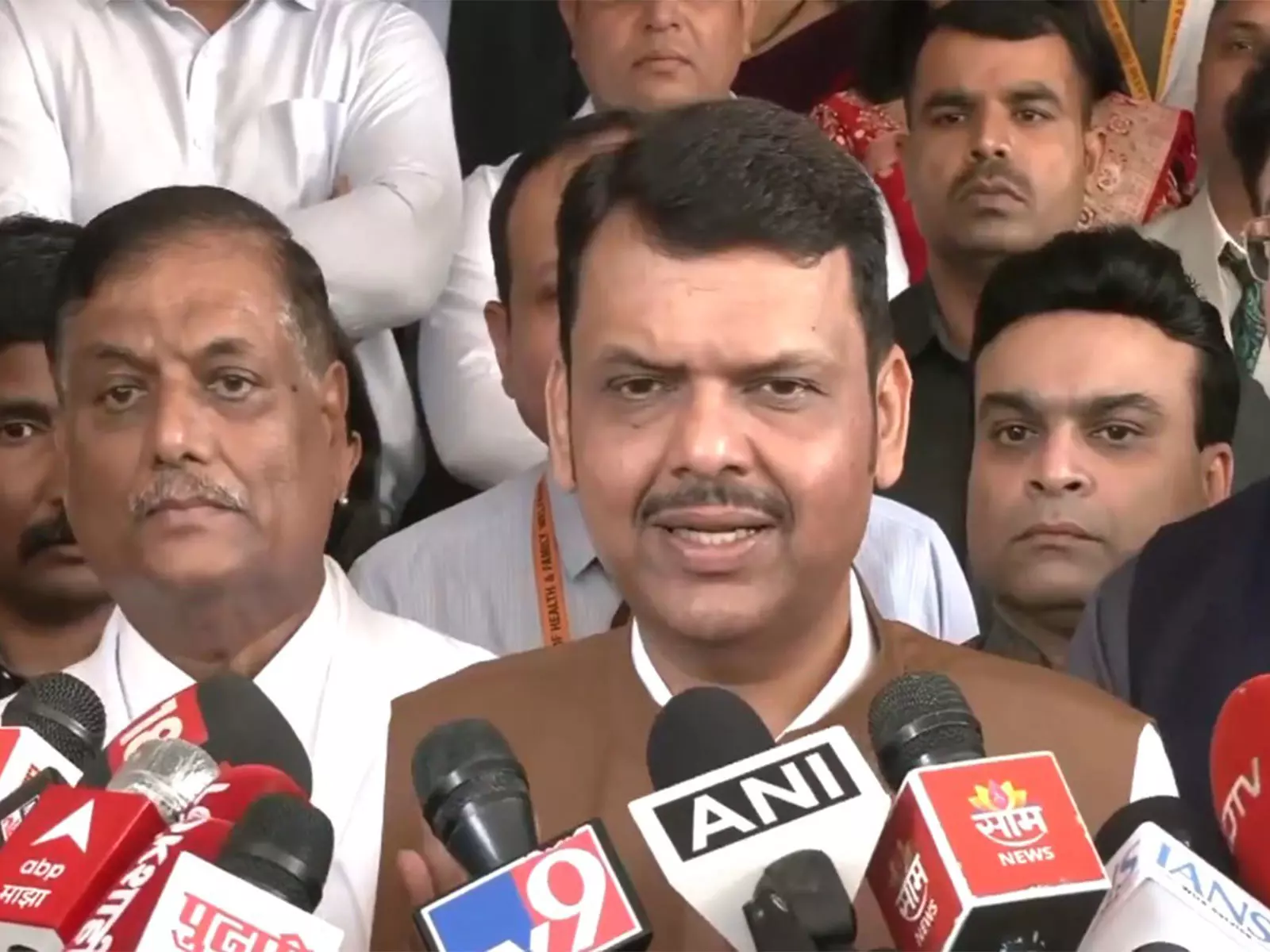 Fadnavis ने राहुल गांधी पर हमला किया: किस एजेंडे पर चल रहे हैं? Fadnavis ने राहुल गांधी पर हमला किया: किस एजेंडे पर चल रहे हैं?