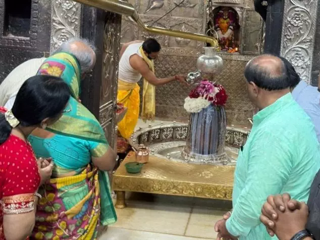 MP बृजमोहन अग्रवाल ने सपरिवार बाबा महाकाल के दर्शन किए MP बृजमोहन अग्रवाल ने सपरिवार बाबा महाकाल के दर्शन किए