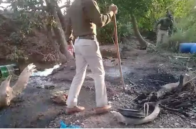 Kathua: कठुआ पुलिस ने अवैध लाहन नष्ट किया Kathua: कठुआ पुलिस ने अवैध लाहन नष्ट किया