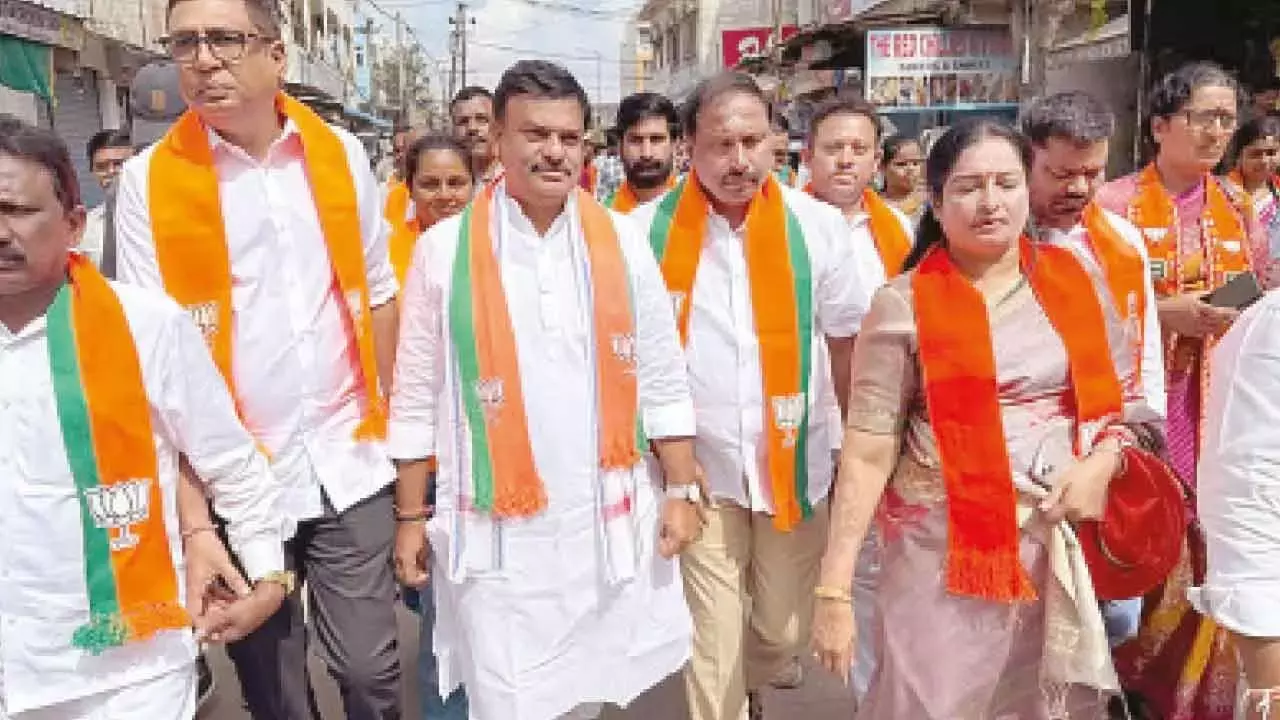 Andhra भाजपा नेताओं ने जेएच उम्मीदवार लंकाला दीपक रेड्डी के लिए प्रचार अभियान तेज किया Andhra भाजपा नेताओं ने जेएच उम्मीदवार लंकाला दीपक रेड्डी के लिए प्रचार अभियान तेज किया