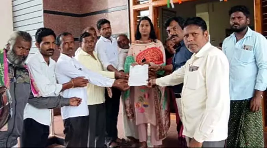 Karnataka : गांव वालों ने तहसीलदार से शरणार्थी स्थल पर हुए अतिक्रमण को हटाने की अपील की Karnataka : गांव वालों ने तहसीलदार से शरणार्थी स्थल पर हुए अतिक्रमण को हटाने की अपील की