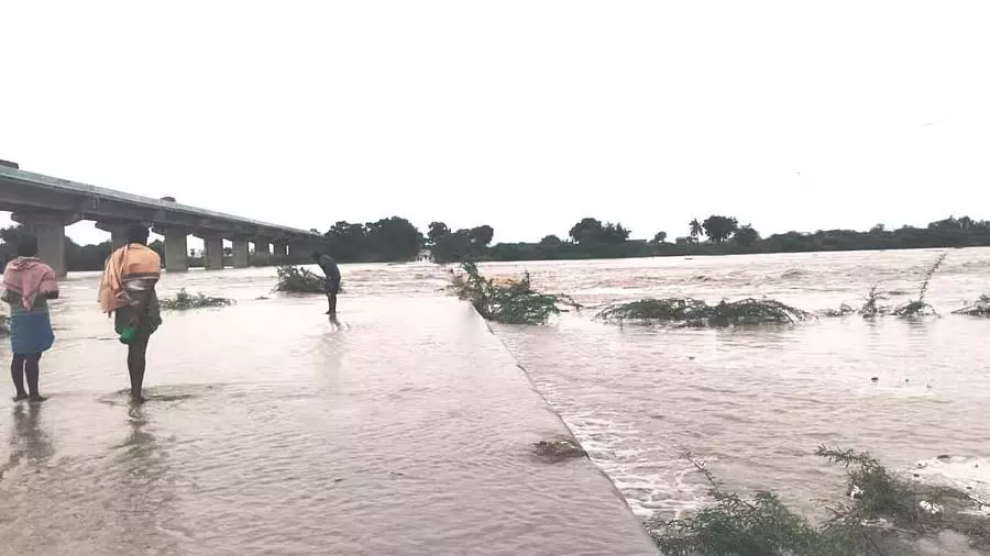वेदावती नदी में तैरने के बाद लड़के लापता: दो दिनों से कोई सुराग नही वेदावती नदी में तैरने के बाद लड़के लापता: दो दिनों से कोई सुराग नही