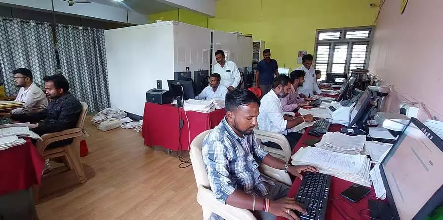 Basavanabagewadi : जनता को डिजिटल भूमि रिकॉर्ड बांटने का काम तेज़ किया गया Basavanabagewadi : जनता को डिजिटल भूमि रिकॉर्ड बांटने का काम तेज़ किया गया