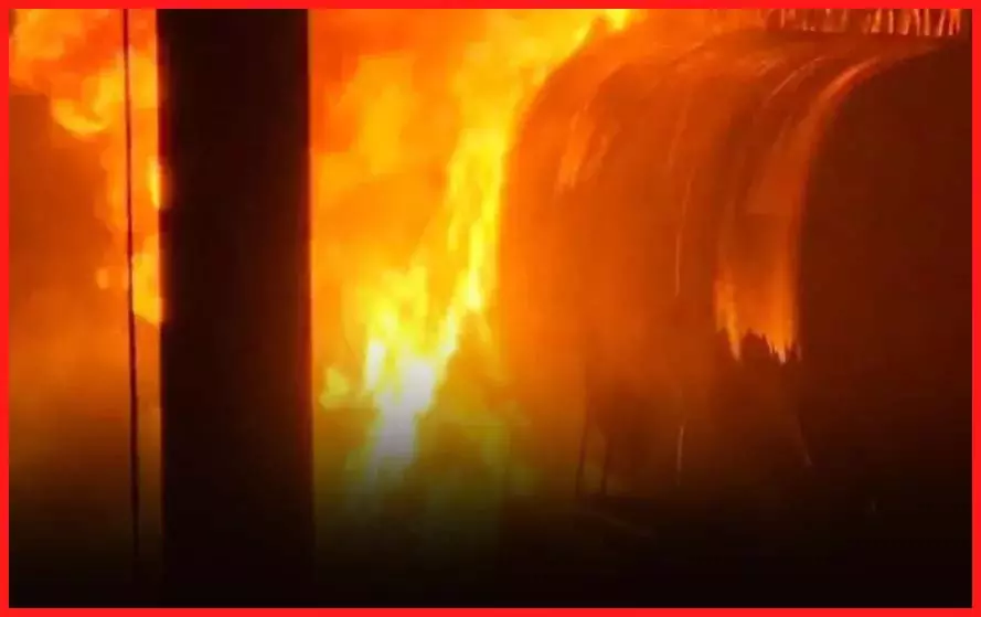 दो लोगों की दर्दनाक मौत, ऑयल फैक्ट्री में अचानक भीषण आग, परिसर में अफरा-तफरी का माहौल दो लोगों की दर्दनाक मौत, ऑयल फैक्ट्री में अचानक भीषण आग, परिसर में अफरा-तफरी का माहौल