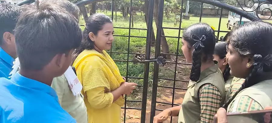 टीचर को सस्पेंड करने का वादा : तहसीलदार ने स्कूल का ताला खोला टीचर को सस्पेंड करने का वादा : तहसीलदार ने स्कूल का ताला खोला