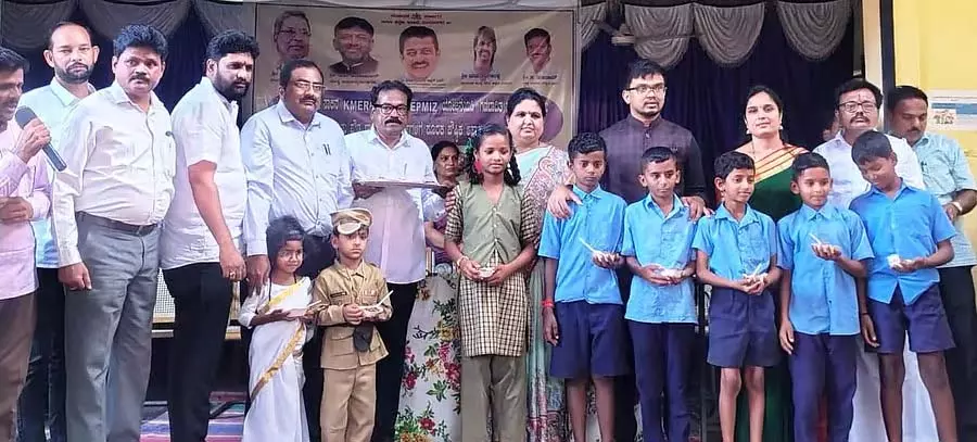 Karnataka : खदान प्रभावित इलाकों में बच्चों को पौष्टिक भोजन बांटना शुरू हो गया Karnataka : खदान प्रभावित इलाकों में बच्चों को पौष्टिक भोजन बांटना शुरू हो गया