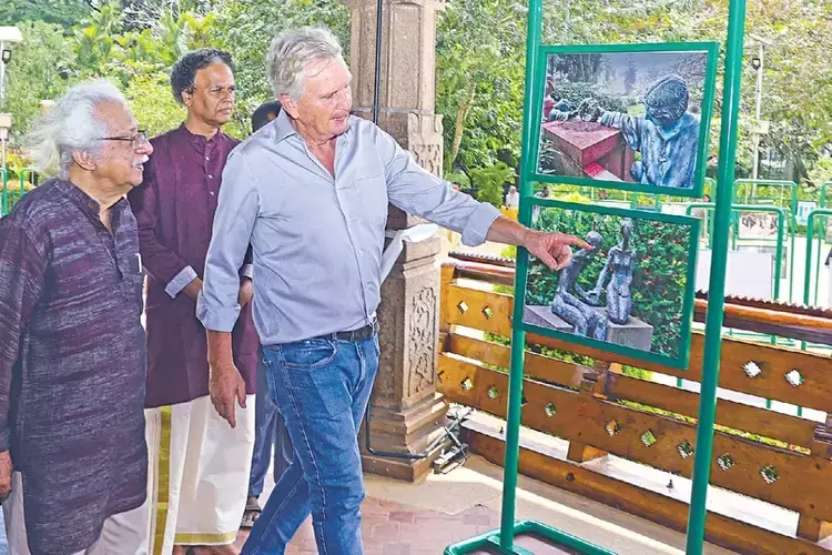 Kerala : दुनिया भर में मौत कैसी दिखती है माइकल ग्लीच की फोटो यात्रा केरल तक पहुँचती है Kerala : दुनिया भर में मौत कैसी दिखती है माइकल ग्लीच की फोटो यात्रा केरल तक पहुँचती है