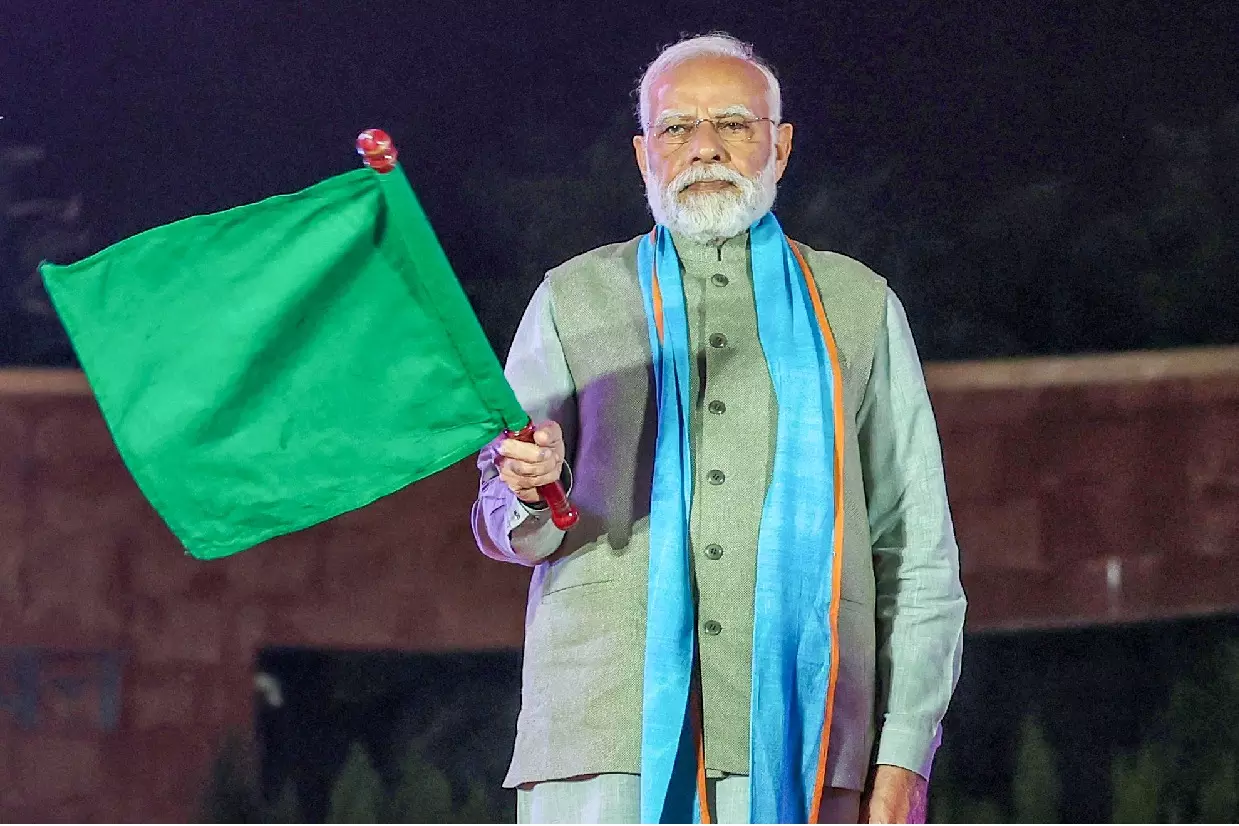 PM Modi 8 नवंबर को वाराणसी से 4 नई वंदे भारत ट्रेनों को हरी झंडी दिखाएंगे PM Modi 8 नवंबर को वाराणसी से 4 नई वंदे भारत ट्रेनों को हरी झंडी दिखाएंगे
