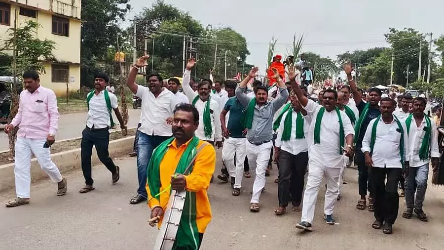 Karnataka : अफजलपुर में गन्ने के लिए ₹3,500 प्रति टन की मांग को लेकर बंद Karnataka : अफजलपुर में गन्ने के लिए ₹3,500 प्रति टन की मांग को लेकर बंद