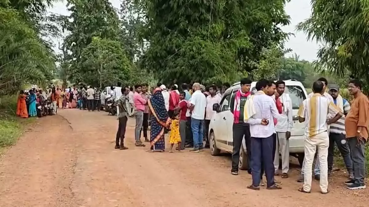 धर्मांतरण विवाद पर तनाव: शव दफनाने को लेकर आमने-सामने आए दो समाज धर्मांतरण विवाद पर तनाव: शव दफनाने को लेकर आमने-सामने आए दो समाज