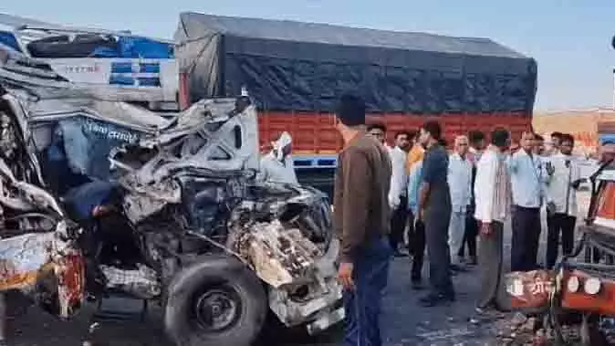Khargone में दो मिनी ट्रकों की टक्कर में दो लोगों की मौत, 7 अन्य घायल Khargone में दो मिनी ट्रकों की टक्कर में दो लोगों की मौत, 7 अन्य घायल