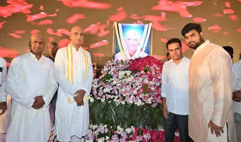 KTR ने थन्नीरू सत्यनारायण राव की फिल्मोग्राफी को श्रद्धांजलि दी KTR ने थन्नीरू सत्यनारायण राव की फिल्मोग्राफी को श्रद्धांजलि दी