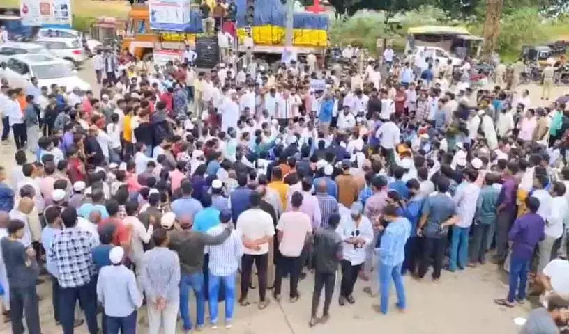 सड़क सुरक्षा के लिए विरोध प्रदर्शन के बाद Chevella के स्थानीय लोगों के खिलाफ पुलिस ने मामला दर्ज सड़क सुरक्षा के लिए विरोध प्रदर्शन के बाद Chevella के स्थानीय लोगों के खिलाफ पुलिस ने मामला दर्ज