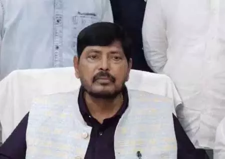 रामदास आठवले ने जताई चिंता, मुख्यमंत्री फडणवीस ने हाई-लेवल जांच के आदेश दिए रामदास आठवले ने जताई चिंता, मुख्यमंत्री फडणवीस ने हाई-लेवल जांच के आदेश दिए