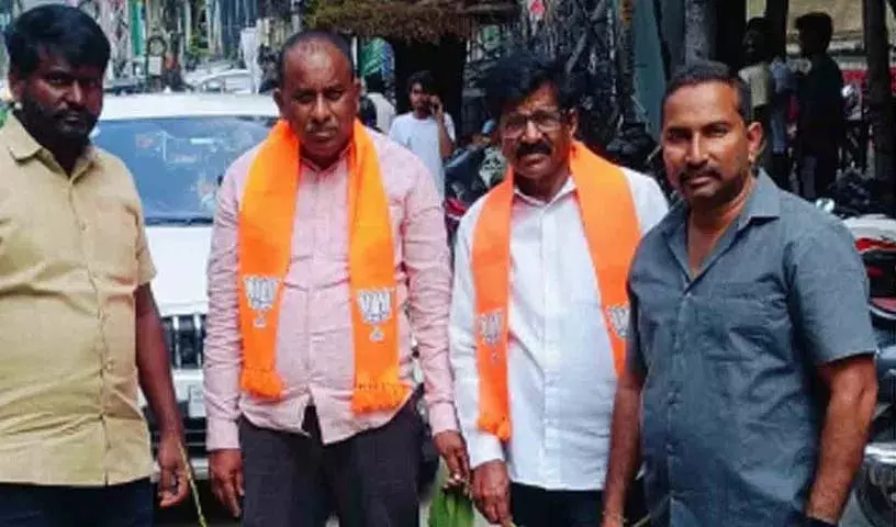 विनोद कुमार गौड़ ने KPBH Colony में सड़कों की मरम्मत की मांग की विनोद कुमार गौड़ ने KPBH Colony में सड़कों की मरम्मत की मांग की