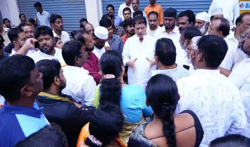 MLA माधवराम ने लोगों से जुबली हिल्स कार लोगो के लिए वोट करने का आग्रह किया MLA माधवराम ने लोगों से जुबली हिल्स कार लोगो के लिए वोट करने का आग्रह किया