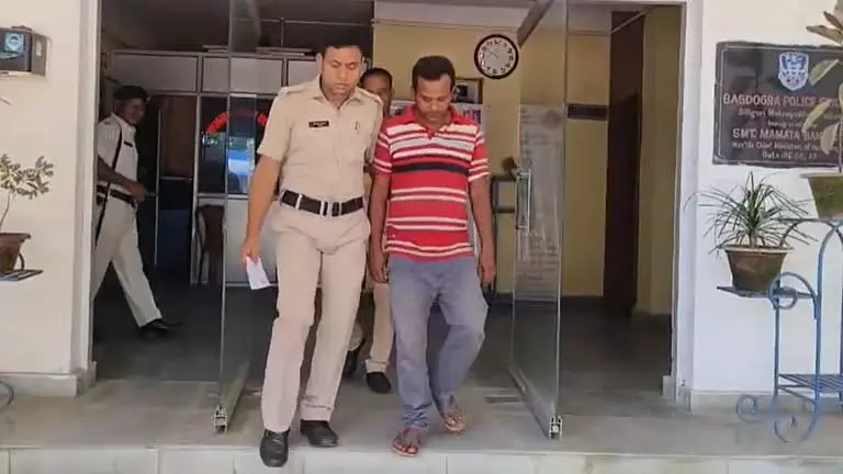 Bangladesh से घुसपैठ: बागडोगरा में सेना के शिविर में युवक मिला Bangladesh से घुसपैठ: बागडोगरा में सेना के शिविर में युवक मिला