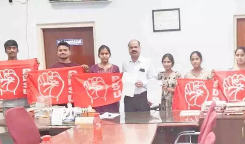 PDSU नेताओं ने केयू रजिस्ट्रार से रैगिंग रोकने का अनुरोध किया PDSU नेताओं ने केयू रजिस्ट्रार से रैगिंग रोकने का अनुरोध किया