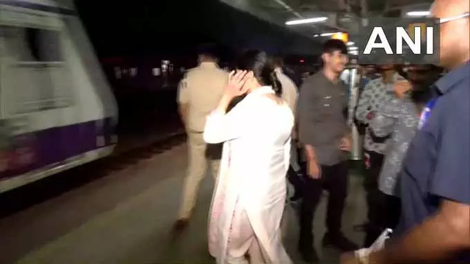 सैंडहर्स्ट रोड पर पटरियों पर चल रहे 4 लोग ट्रेन से घायल सैंडहर्स्ट रोड पर पटरियों पर चल रहे 4 लोग ट्रेन से घायल