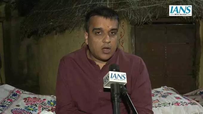 गुजरात के डिप्टी सीएम हर्ष संघवी ने पाक सीमा पर दौरे के दौरान ग्रामीणों से की बातचीत गुजरात के डिप्टी सीएम हर्ष संघवी ने पाक सीमा पर दौरे के दौरान ग्रामीणों से की बातचीत