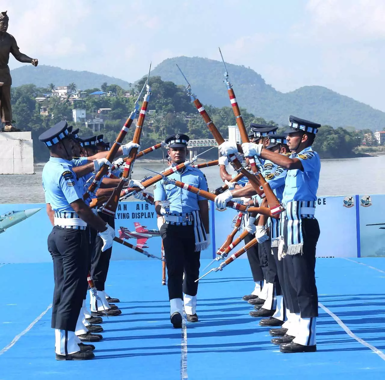 IAF का भव्य फ्लाई पास, तेजस- राफेल ने दिखाई अद्भुत क्षमता IAF का भव्य फ्लाई पास, तेजस- राफेल ने दिखाई अद्भुत क्षमता