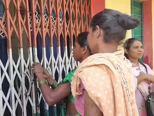 शिक्षकों की कमी से परेशान छात्रों और अभिभावकों ने स्कूल पर ताला लगाकर बीईओ कार्यालय पहुंचाया शिक्षकों की कमी से परेशान छात्रों और अभिभावकों ने स्कूल पर ताला लगाकर बीईओ कार्यालय पहुंचाया