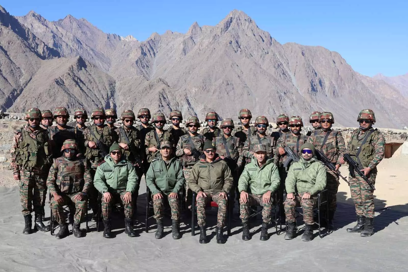 Lt Gen Hitesh Bhalla ने बटालिक-करगिल सेक्टर में सुरक्षा तैयारियों का किया जायजा Lt Gen Hitesh Bhalla ने बटालिक-करगिल सेक्टर में सुरक्षा तैयारियों का किया जायजा