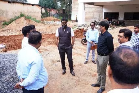 कलेक्टर व्यास ने बगीचा में जनसुविधा, स्वास्थ्य और खेल अवसंरचना के विकास कार्यों का लिया जायजा कलेक्टर व्यास ने बगीचा में जनसुविधा, स्वास्थ्य और खेल अवसंरचना के विकास कार्यों का लिया जायजा