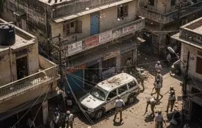 दबंग पति ने पत्नी-बेटियों को निकाला घर से, छत से किया पत्थराव दबंग पति ने पत्नी-बेटियों को निकाला घर से, छत से किया पत्थराव