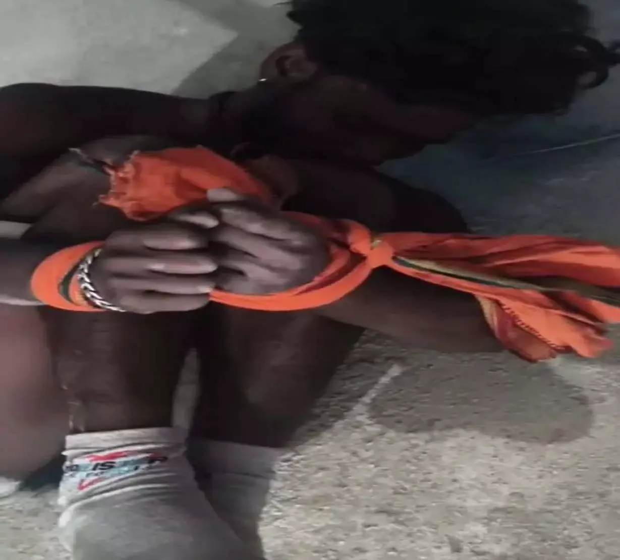 डीजल चोरी के शक में पोकलेन चालक की बंद कमरे में बंधक बनाकर पिटाई डीजल चोरी के शक में पोकलेन चालक की बंद कमरे में बंधक बनाकर पिटाई