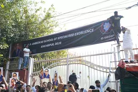 दिल्ली: डॉ. अंबेडकर स्कूल का बोर्ड हटाने पर आप का विरोध दिल्ली: डॉ. अंबेडकर स्कूल का बोर्ड हटाने पर आप का विरोध