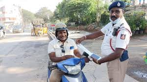 traffic police चौकी पर ठगी कर दो लोग स्कूटर लेकर भागे