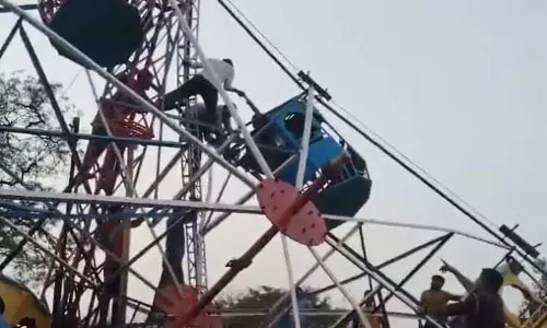 झूला गिरने से बच्ची की मौत, मेले में मची खलबली झूला गिरने से बच्ची की मौत, मेले में मची खलबली