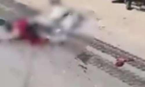 डंपर ने घसीटा पीस गया बाइक सवार का शरीर, भयंकर एक्सीडेंट को देखकर कांप गए राहगीर