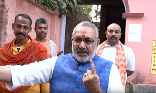 बिहार चुनाव: पहले चरण के मतदान में गिरिराज सिंह और नितिन नबीन ने डाला वोट, एनडीए की 121 सीटें जीतने का दावा