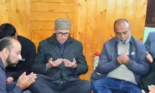 सीएम उमर ने पत्रकार तारिक भट के शोक संतप्त परिवार से मुलाकात की सीएम उमर ने पत्रकार तारिक भट के शोक संतप्त परिवार से मुलाकात की