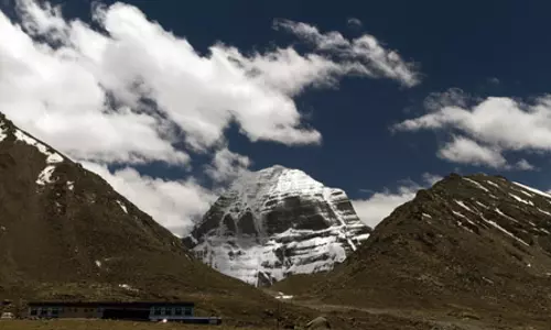 माउंट एवरेस्ट से कम ऊंचाई, फिर भी आज तक कोई क्यों नहीं चढ़ पाया कैलाश पर्वत पर?