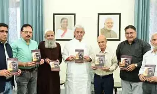एलजी सिन्हा ने उर्दू शायरी की दो पुस्तकों का विमोचन किया