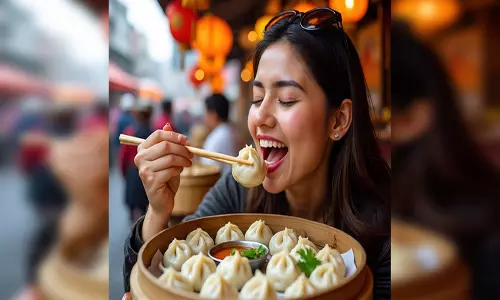 Momos: फास्ट फूड नहीं, स्लो पॉइजन है मोमोज, जो चुपचाप बिगाड़ रहा है आपकी सेहत Momos: फास्ट फूड नहीं, स्लो पॉइजन है मोमोज, जो चुपचाप बिगाड़ रहा है आपकी सेहत