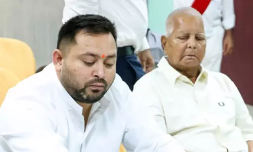पटना के वेटनरी कॉलेज बूथ पहुंचे लालू यादव और तेजस्वी, डाला वोट