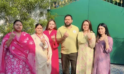 वोट डालने के बाद लालू परिवार ने किया आग्रह, बिहार में बदलाव के लिए जनता करे वोट वोट डालने के बाद लालू परिवार ने किया आग्रह, बिहार में बदलाव के लिए जनता करे वोट