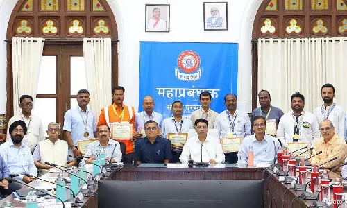 सेंट्रल रेलवे ने डिवीजनों में बेहतरीन सतर्कता के लिए 11 कर्मचारियों को सुरक्षा पुरस्कार से सम्मानित किया सेंट्रल रेलवे ने डिवीजनों में बेहतरीन सतर्कता के लिए 11 कर्मचारियों को सुरक्षा पुरस्कार से सम्मानित किया