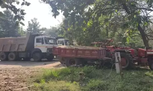 रेत की अवैध तस्करी पर खनिज विभाग ने फेरा पानी, 10 ट्रैक्टर और 2 हाईवा जब्त रेत की अवैध तस्करी पर खनिज विभाग ने फेरा पानी, 10 ट्रैक्टर और 2 हाईवा जब्त
